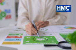 Bild einer Frau am Schreibtisch die an einer Präsentation zur CO2 Emission arbeitet, als Versindbildlichung des CO2 Ausgleichs