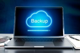 Backup in einer Cloud über einem Laptop