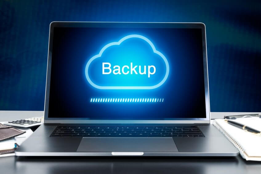 Cloud-Backup Symbol auf einem Laptop Display