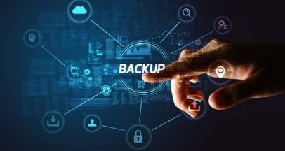 Finger tippt auf Backup Zeichen Datensicherung im Unternehmen