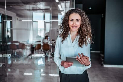 Kaufmann für IT-System-Management - junge Frau mit Tablet PC im Büro