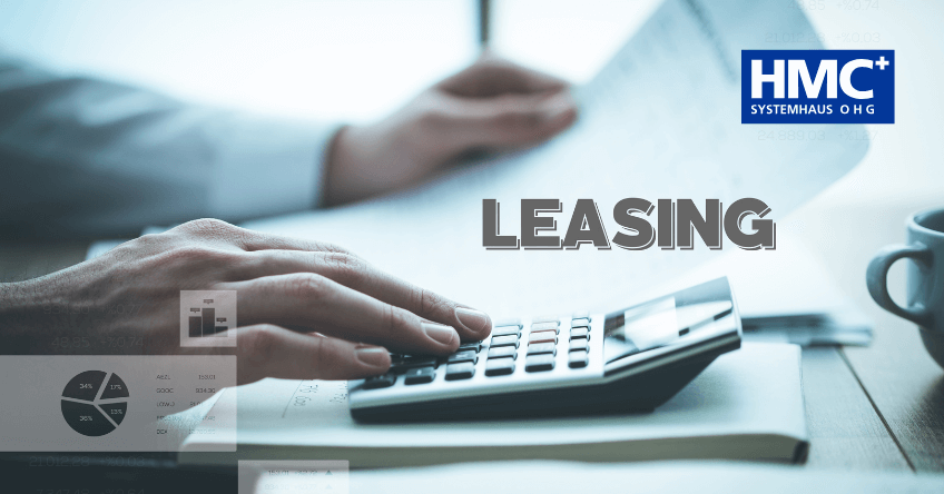 Hand auf Taschenrechner zur Versinnbildlichung des Themas IT-Leasing. Das Wort Leasing ist zusätzlich enthalten und das Logo von HMC Systemhaus