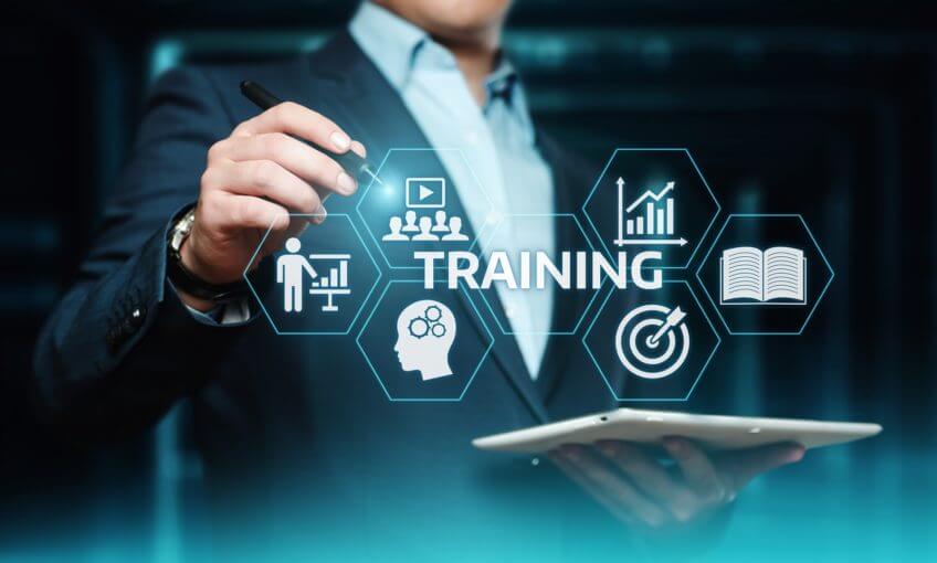 IT Dozent mit Schulungsmodulen IT Training Schulung Awareness