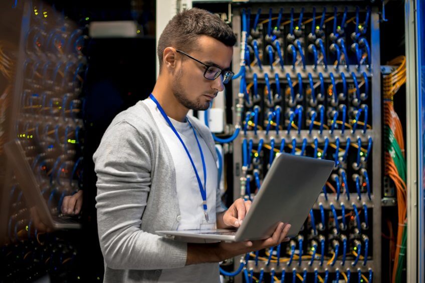 IT-Techniker für den First-Level-Support vor einem Serverrack