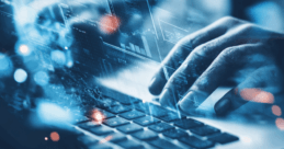 Erläuterndes Bild zu KI im Unternehmen ein menschlicher Anwender dessen Hände sichtbar sind tippen auf einer Tastatur über der schwebend Daten durch Symbole dargestellt werden