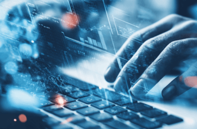 Erläuterndes Bild zu KI im Unternehmen ein menschlicher Anwender dessen Hände sichtbar sind tippen auf einer Tastatur über der schwebend Daten durch Symbole dargestellt werden