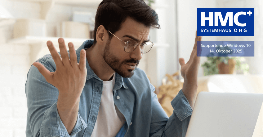 Der Support von Windows 10 endet in Kürze und dieser Anwender ärgert sich, dass er es zu spät bemerkt hat. Mann im blauen Hemd vor Laptop
