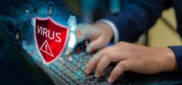 Hände auf Tastatur Logo Virus Antivirus
