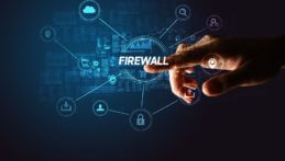 Finger zeigt auf Begriff Firewall