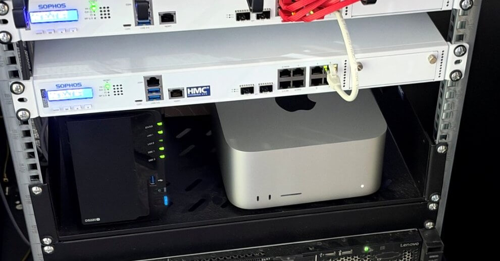 Eigene KI im Serverschrank von HMC: Mac Studio als lokaler KI-Server zwischen Firewall und Netzwerkspeicher
